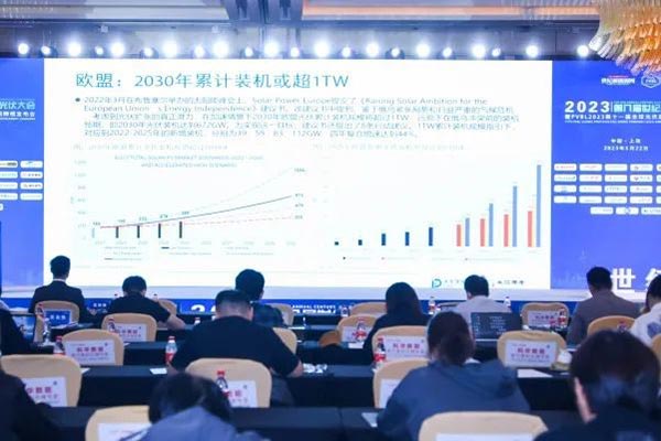 會(huì)上進(jìn)行光伏行業(yè)數(shù)據(jù)和趨勢(shì)分析