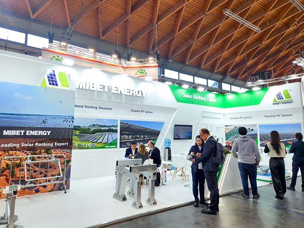 邁貝特意大利展展位-參展客戶(hù)在了解產(chǎn)品